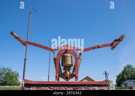 Alter Handhydrant metallisch rot an der blauen sk Stockfoto