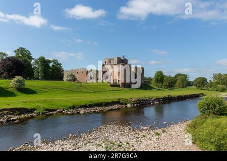 Die Ruine von Brougham Castle in der Nähe von Penrith in Cumbria. Sieht toll aus an einem Sommertag. Stockfoto