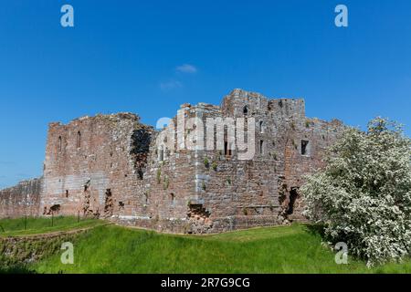 Die Ruine von Brougham Castle in der Nähe von Penrith in Cumbria. Sieht toll aus an einem Sommertag. Stockfoto