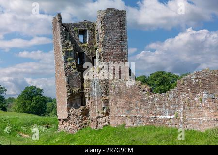 Die Ruine von Brougham Castle in der Nähe von Penrith in Cumbria. Sieht toll aus an einem Sommertag. Stockfoto