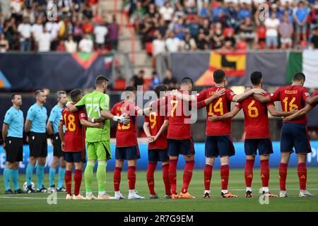 Enschede, Niederlande. 15. Juni 2023. Die spanischen Spieler stellen sich vor dem Halbfinalspiel der UEFA Nations League 2022/23 zwischen Spanien und Italien am 15. Juni 2023 im FC Twente Stadium in Enschede, Niederlande, für die Nationalhymne auf. Foto: Marko Lukunic/PIXSELL Credit: Pixsell/Alamy Live News Stockfoto