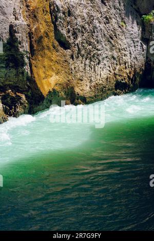 Ein helltürkisblauer Fluss in der Aareschlucht der Schweiz Stockfoto