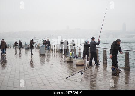 Türkei istanbul 12. januar 2023. Fischer mit Rote, Drehrolle Stockfoto