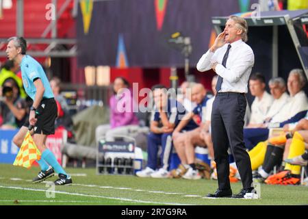 Enschede, Niederlande. 15. Juni 2023. ENSCHEDE, NIEDERLANDE - JUNI 15: Trainer Roberto Mancini aus Italien trainiert seine Spieler während des Halbfinalspiels der UEFA Nations League 2022/23 zwischen Spanien und Italien im FC Twente Stadion am 15. Juni 2023 in Enschede, Niederlande (Foto von Rene Nijhuis/BSR-Agentur) Kredit: BSR Agency/Alamy Live News Stockfoto