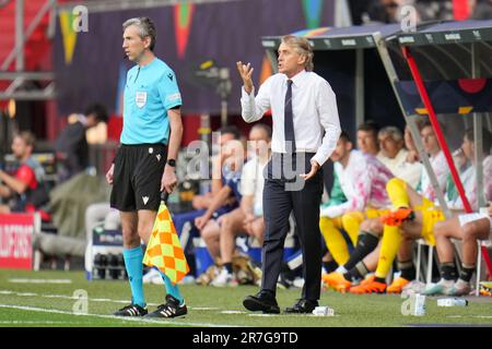 Enschede, Niederlande. 15. Juni 2023. ENSCHEDE, NIEDERLANDE - JUNI 15: Trainer Roberto Mancini aus Italien trainiert seine Spieler während des Halbfinalspiels der UEFA Nations League 2022/23 zwischen Spanien und Italien im FC Twente Stadion am 15. Juni 2023 in Enschede, Niederlande (Foto von Rene Nijhuis/BSR-Agentur) Kredit: BSR Agency/Alamy Live News Stockfoto