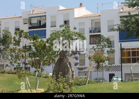 Estepona, Spanien - 27. August 2015: Wandbild "Reflections of the Garden" von Jose Fernandez Rios 2013. Auftrag zur Fertigstellung des Botanischen Parks. Stockfoto