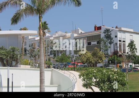 Estepona, Spanien - 27. August 2015: Wandbild "Reflections of the Garden" von Jose Fernandez Rios 2013. Auftrag zur Fertigstellung des Botanischen Parks. Stockfoto