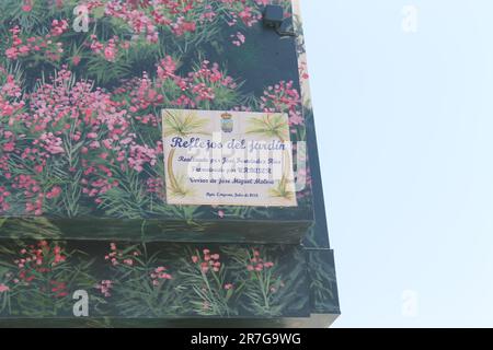 Estepona, Spanien - 27. August 2015: Wandbild "Reflections of the Garden" von Jose Fernandez Rios 2013. Auftrag zur Fertigstellung des Botanischen Parks. Stockfoto