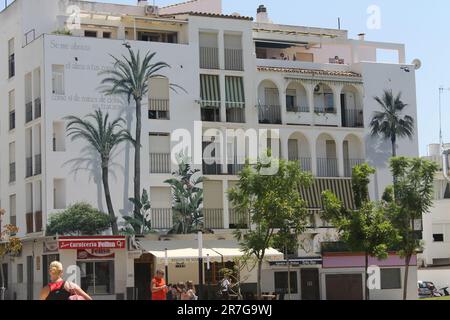 Estepona, Spanien - 27. August 2015: Wandbild "Reflections of the Garden" von Jose Fernandez Rios 2013. Auftrag zur Fertigstellung des Botanischen Parks. Stockfoto