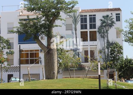 Estepona, Spanien - 27. August 2015: Wandbild "Reflections of the Garden" von Jose Fernandez Rios 2013. Auftrag zur Fertigstellung des Botanischen Parks. Stockfoto