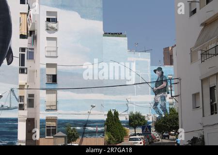 Estepona, Spanien - 27. August 2015: Wandbild „Dia de Pesca“ (Angeltag) von Jose Fernandez Rios, im November 2013. Eines der größten Wandbilder in Spanien. Stockfoto