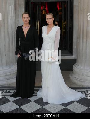 Lady Eliza Spencer und Lady Amelia Spencer besuchen die Sommerparty in der National Gallery am Trafalgar Square, London. Foto: Donnerstag, 15. Juni 2023. Stockfoto