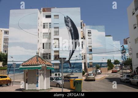 Estepona, Spanien - 27. August 2015: Wandbild „Dia de Pesca“ (Angeltag) von Jose Fernandez Rios, im November 2013. Eines der größten Wandbilder in Spanien. Stockfoto