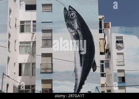 Estepona, Spanien - 27. August 2015: Wandbild „Dia de Pesca“ (Angeltag) von Jose Fernandez Rios, im November 2013. Eines der größten Wandbilder in Spanien. Stockfoto