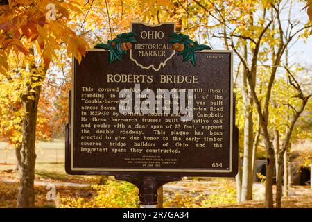 Historische Markierung für Roberts Covered Bridge. Beach Street, Stadt Eaton. 1829. Überdachte Brücken von Preble County, Ohio, USA. Stockfoto