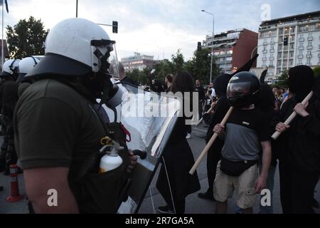 Thessaloniki, Griechenland. 15. Juni 2023. Die Menschen protestieren gegen die Migrationspolitik der EU. Ein Fischerboot mit Migranten, die Italien erreichen wollten, sank am 14. Juni vor der Küste Griechenlands und hinterließ mindestens 79 Tote und viele weitere Vermisste in einer der schlimmsten Katastrophen dieser Art in diesem Jahr. (Kreditbild: © Giannis Papanikos/ZUMA Press Wire) NUR REDAKTIONELLE VERWENDUNG! Nicht für den kommerziellen GEBRAUCH! Stockfoto