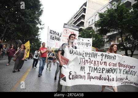 Thessaloniki, Griechenland. 15. Juni 2023. Die Menschen protestieren gegen die Migrationspolitik der EU. Ein Fischerboot mit Migranten, die Italien erreichen wollten, sank am 14. Juni vor der Küste Griechenlands und hinterließ mindestens 79 Tote und viele weitere Vermisste in einer der schlimmsten Katastrophen dieser Art in diesem Jahr. (Kreditbild: © Giannis Papanikos/ZUMA Press Wire) NUR REDAKTIONELLE VERWENDUNG! Nicht für den kommerziellen GEBRAUCH! Stockfoto