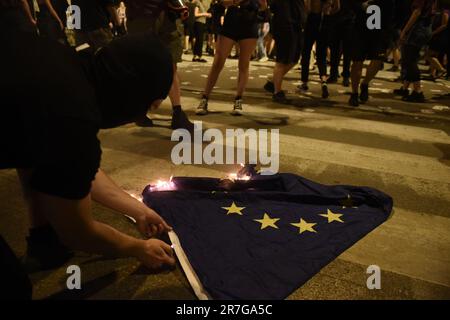 Thessaloniki, Griechenland. 15. Juni 2023. Demonstranten verbrennen während eines Protests gegen die Migrationspolitik der EU die Flagge der EU. Ein Fischerboot mit Migranten, die Italien erreichen wollten, sank am 14. Juni vor der Küste Griechenlands und hinterließ mindestens 79 Tote und viele weitere Vermisste in einer der schlimmsten Katastrophen dieser Art in diesem Jahr. (Kreditbild: © Giannis Papanikos/ZUMA Press Wire) NUR REDAKTIONELLE VERWENDUNG! Nicht für den kommerziellen GEBRAUCH! Stockfoto