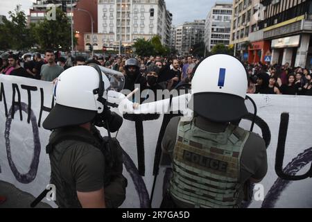 Thessaloniki, Griechenland. 15. Juni 2023. Die Menschen protestieren gegen die Migrationspolitik der EU. Ein Fischerboot mit Migranten, die Italien erreichen wollten, sank am 14. Juni vor der Küste Griechenlands und hinterließ mindestens 79 Tote und viele weitere Vermisste in einer der schlimmsten Katastrophen dieser Art in diesem Jahr. (Kreditbild: © Giannis Papanikos/ZUMA Press Wire) NUR REDAKTIONELLE VERWENDUNG! Nicht für den kommerziellen GEBRAUCH! Stockfoto