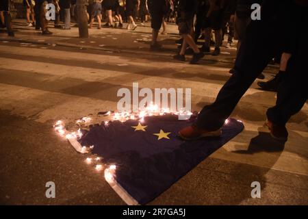 Thessaloniki, Griechenland. 15. Juni 2023. Demonstranten verbrennen während eines Protests gegen die Migrationspolitik der EU die Flagge der EU. Ein Fischerboot mit Migranten, die Italien erreichen wollten, sank am 14. Juni vor der Küste Griechenlands und hinterließ mindestens 79 Tote und viele weitere Vermisste in einer der schlimmsten Katastrophen dieser Art in diesem Jahr. (Kreditbild: © Giannis Papanikos/ZUMA Press Wire) NUR REDAKTIONELLE VERWENDUNG! Nicht für den kommerziellen GEBRAUCH! Stockfoto