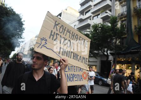 Thessaloniki, Griechenland. 15. Juni 2023. Ein Mann hält ein griechisches Banner mit dem Titel "Sleep well, we tranwn", während die Menschen gegen die EU-Migrationspolitik protestieren. Ein Fischerboot mit Migranten, die Italien erreichen wollten, sank am 14. Juni vor der Küste Griechenlands und hinterließ mindestens 79 Tote und viele weitere Vermisste in einer der schlimmsten Katastrophen dieser Art in diesem Jahr. (Kreditbild: © Giannis Papanikos/ZUMA Press Wire) NUR REDAKTIONELLE VERWENDUNG! Nicht für den kommerziellen GEBRAUCH! Stockfoto