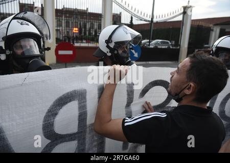 Thessaloniki, Griechenland. 15. Juni 2023. Die Menschen protestieren gegen die Migrationspolitik der EU. Ein Fischerboot mit Migranten, die Italien erreichen wollten, sank am 14. Juni vor der Küste Griechenlands und hinterließ mindestens 79 Tote und viele weitere Vermisste in einer der schlimmsten Katastrophen dieser Art in diesem Jahr. (Kreditbild: © Giannis Papanikos/ZUMA Press Wire) NUR REDAKTIONELLE VERWENDUNG! Nicht für den kommerziellen GEBRAUCH! Stockfoto