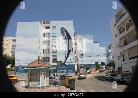 Estepona, Spanien - 27. August 2015: Wandbild „Dia de Pesca“ (Angeltag) von Jose Fernandez Rios, im November 2013. Eines der größten Wandbilder in Spanien. Stockfoto