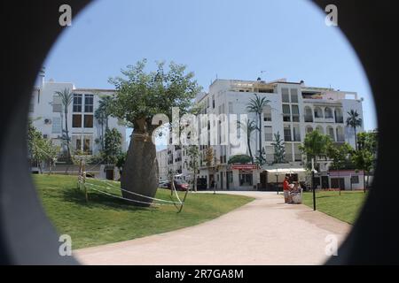 Estepona, Spanien - 27. August 2015: Wandbild "Reflections of the Garden" von Jose Fernandez Rios 2013. Auftrag zur Fertigstellung des Botanischen Parks. Stockfoto