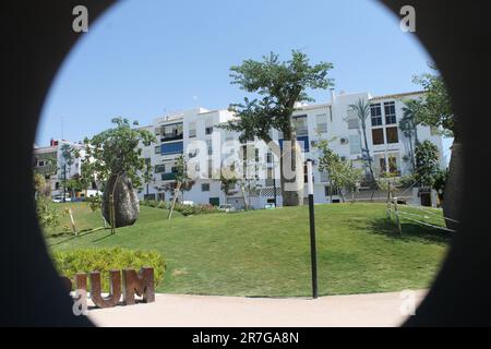 Estepona, Spanien - 27. August 2015: Wandbild "Reflections of the Garden" von Jose Fernandez Rios 2013. Auftrag zur Fertigstellung des Botanischen Parks. Stockfoto