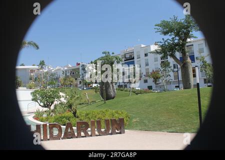 Estepona, Spanien - 27. August 2015: Wandbild "Reflections of the Garden" von Jose Fernandez Rios 2013. Auftrag zur Fertigstellung des Botanischen Parks. Stockfoto