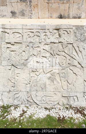 Detail eines Reliefs mit Maya-Ballspielern auf dem Großen Ballplatz in Chichen Itza, Yucatan, Yucatan Halbinsel, Mexiko. Stockfoto