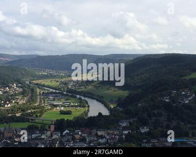 Wunderschöner Blick über Saarburg, in Deutschland während des Sommers im August 2016. Stockfoto