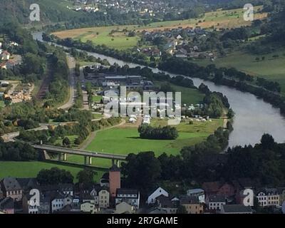 Wunderschöner Blick über Saarburg, in Deutschland während des Sommers im August 2016. Stockfoto