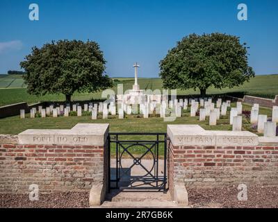 Das Bild zeigt den alten britischen Militärfriedhof Point 110, der sich in einem so genannten sicheren Bereich außerhalb des Sichtfelds des Feindes befand Stockfoto