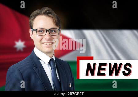 Nachrichtensprecher, erzählt die neuesten Nachrichten, lächelt vor dem Hintergrund der Flagge Jordaniens. Medien und Propaganda. Stockfoto