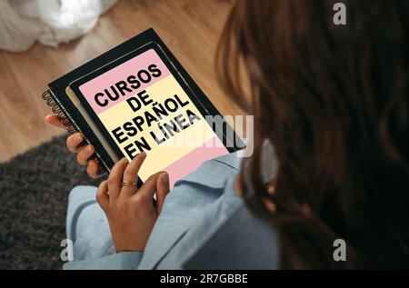 Online-Lernkonzept. Eine Frau hält ein Tablet in der Hand auf dem Bildschirm, auf dem es geschrieben ist - Online Learning Spanish. Die Inschrift ist im Spa Stockfoto