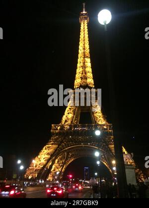 Der Eiffelturm ist nachts wunderschön beleuchtet, in Paris, Frankreich. Stockfoto