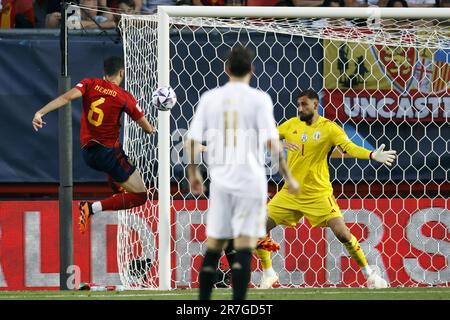 ENSCHEDE - (lr) Mikel Merino aus Spanien, Italien Torwart Gianluigi Donnarumma während des Halbfinalspiels der UEFA Nations League zwischen Spanien und Italien im Stadion De Grolsch Veste am 15. Juni 2023 in Enschede, Niederlande. ANP MAURICE VAN STEEN niederlande raus - belgien raus Stockfoto