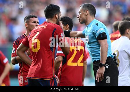 Enschede, Niederlande. 15. Juni 2023. Yeremy Pino aus Spanien und der slowenische Schiedsrichter Slavko Vincic sprechen am 15. Juni 2023 im FC Twente-Stadion in Enschede, Niederlande, während des Halbfinalspiels der UEFA Nations League 2022/23 zwischen Spanien und Italien. Foto: Marko Lukunic/PIXSELL Credit: Pixsell/Alamy Live News Stockfoto