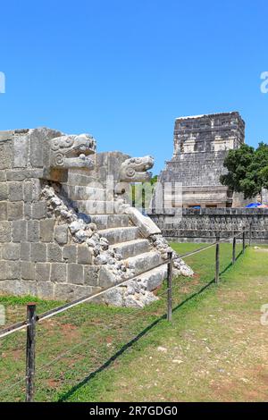 Die Plattform der Adler und Jaguare und der Tempel des Jaguar in Chichen Itza, Yucatan, Yucatan Halbinsel, Mexiko. Stockfoto