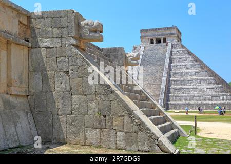 Die Plattform der Adler und Jaguare und das Schloss, El Castillo oder die Pyramide von Kukulcan in Chichen Itza, Yucatan, Yucatan Halbinsel, Mexiko. Stockfoto