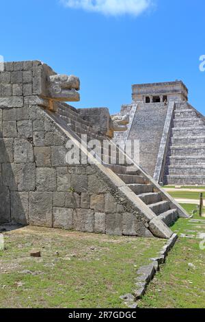 Die Plattform der Adler und Jaguare und das Schloss, El Castillo oder die Pyramide von Kukulcan in Chichen Itza, Yucatan, Yucatan Halbinsel, Mexiko. Stockfoto