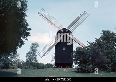 Blick auf eine historische Windmühle (Tuesbøl Mølle) in Den Gamle am historischen Open-Air-Park in Aarhus, Dänemark - September 1973, Kodachrome-Rutsche, Jahrgang Stockfoto