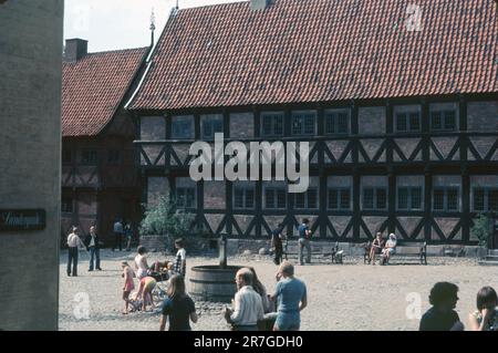 Aarhus, Dänemark - September 1973: Blick auf die Hauptstraße durch Den Gamle by, einen historischen Park im Freien Stockfoto