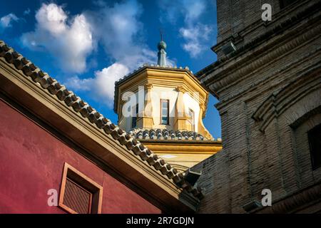 Farbenfrohe Details der Kuppel der Kirche Santo Domingo auf dem gleichnamigen Platz in Murcia, Spanien Stockfoto