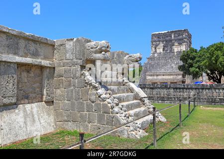 Die Plattform der Adler und Jaguare und der Tempel des Jaguar in Chichen Itza, Yucatan, Yucatan Halbinsel, Mexiko. Stockfoto