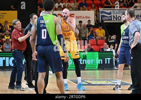 Oostende, Belgien. 13. Juni 2023. Pierre-Antoine Gillet (30) von BCO reagiert während eines Basketballspiels zwischen belgischem BC Filou Oostende und ZZ Leiden am letzten und letzten Spieltag des Champions Play-off am dienstag, den 13. Juni 2023, im Versluys Core-Tec Dome in Oostende, Belgien . Kredit: Sportpix/Alamy Live News Stockfoto