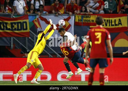 ENSCHEDE - (lr) Italien Torwart Gianluigi Donnarumma, Rodrigo Hernandez aus Spanien während des Halbfinalspiels der UEFA Nations League zwischen Spanien und Italien im Stadion De Grolsch Veste am 15. Juni 2023 in Enschede, Niederlande. ANP MAURICE VAN STEEN niederlande raus - belgien raus Stockfoto