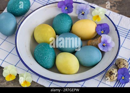 ostern bemalte Eier auf dem alten Emaille-Teller Stockfoto