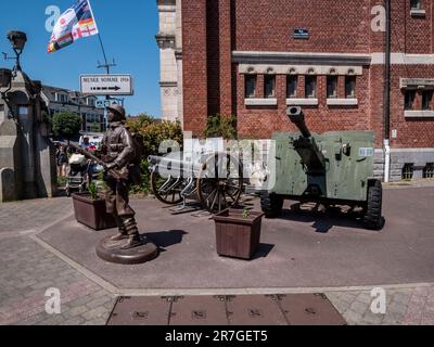 Das Bild zeigt Erinnerungsstücke aus dem Ersten Weltkrieg vor dem Museum und der Kirche der Basilika Notre Daue de Brebieres auf dem Platz der Stadt Albert Stockfoto